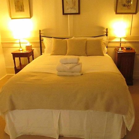 Old Manor House Bed & Breakfast เชพเพอร์ตัน ภายนอก รูปภาพ