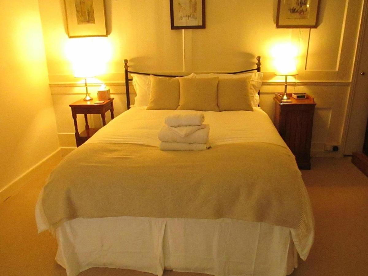 Old Manor House Bed & Breakfast เชพเพอร์ตัน ภายนอก รูปภาพ