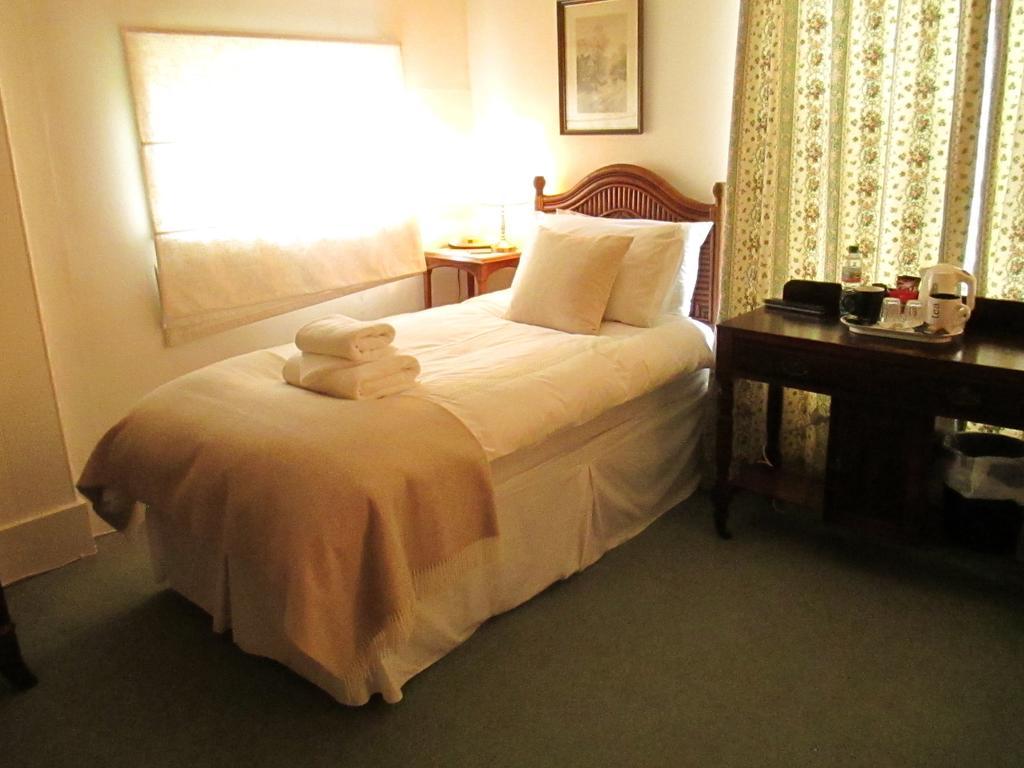 Old Manor House Bed & Breakfast เชพเพอร์ตัน ห้อง รูปภาพ