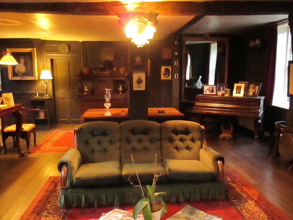Old Manor House Bed & Breakfast เชพเพอร์ตัน ภายนอก รูปภาพ