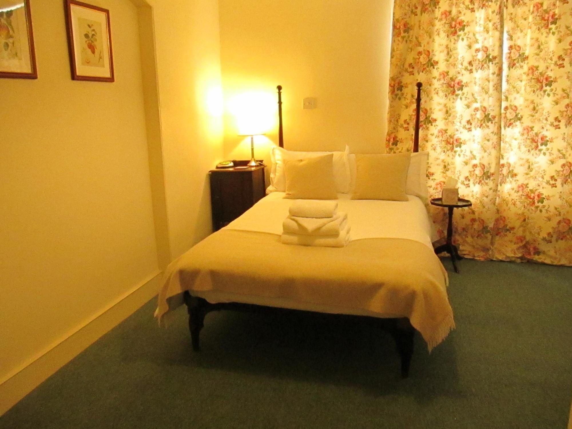 Old Manor House Bed & Breakfast เชพเพอร์ตัน ภายนอก รูปภาพ